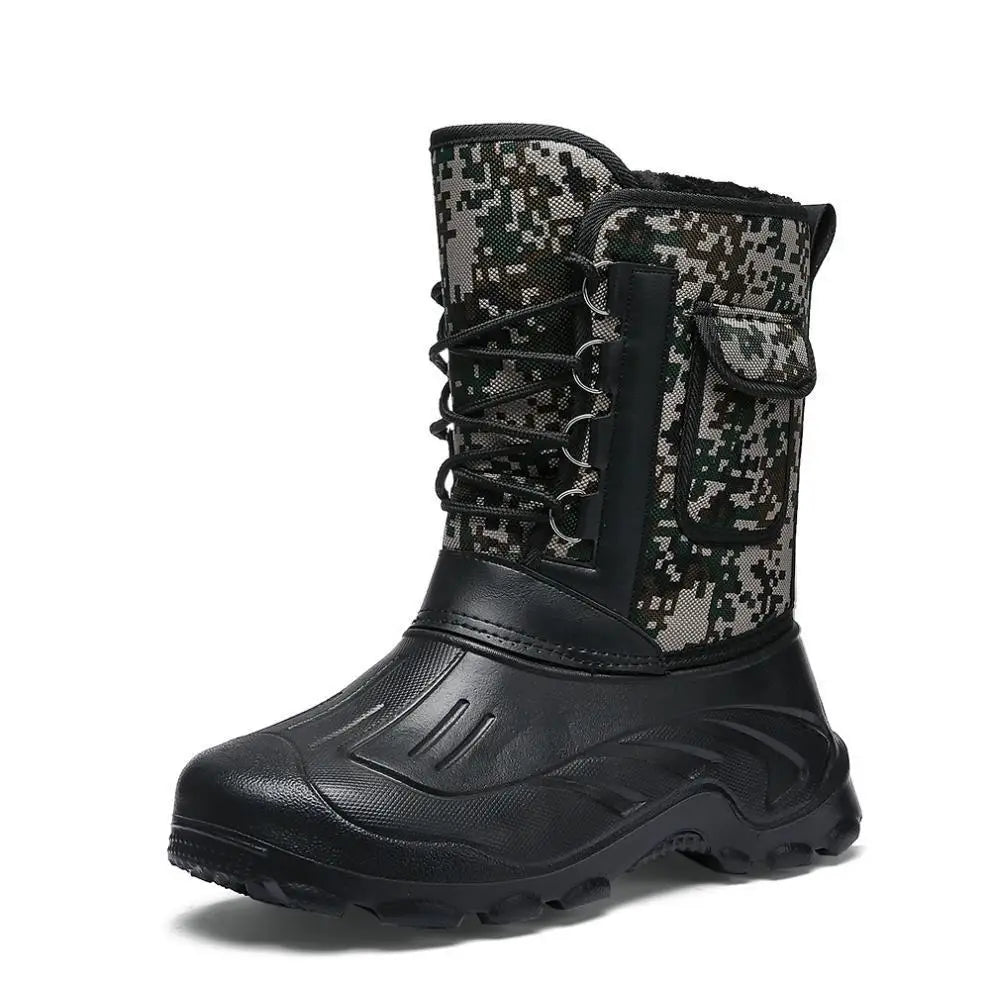 Sort vinterstøvle med camouflage mønster, vandtæt design og snørebånd. Perfekt til udendørs aktiviteter i koldt vejr. Robust og slidstærk.