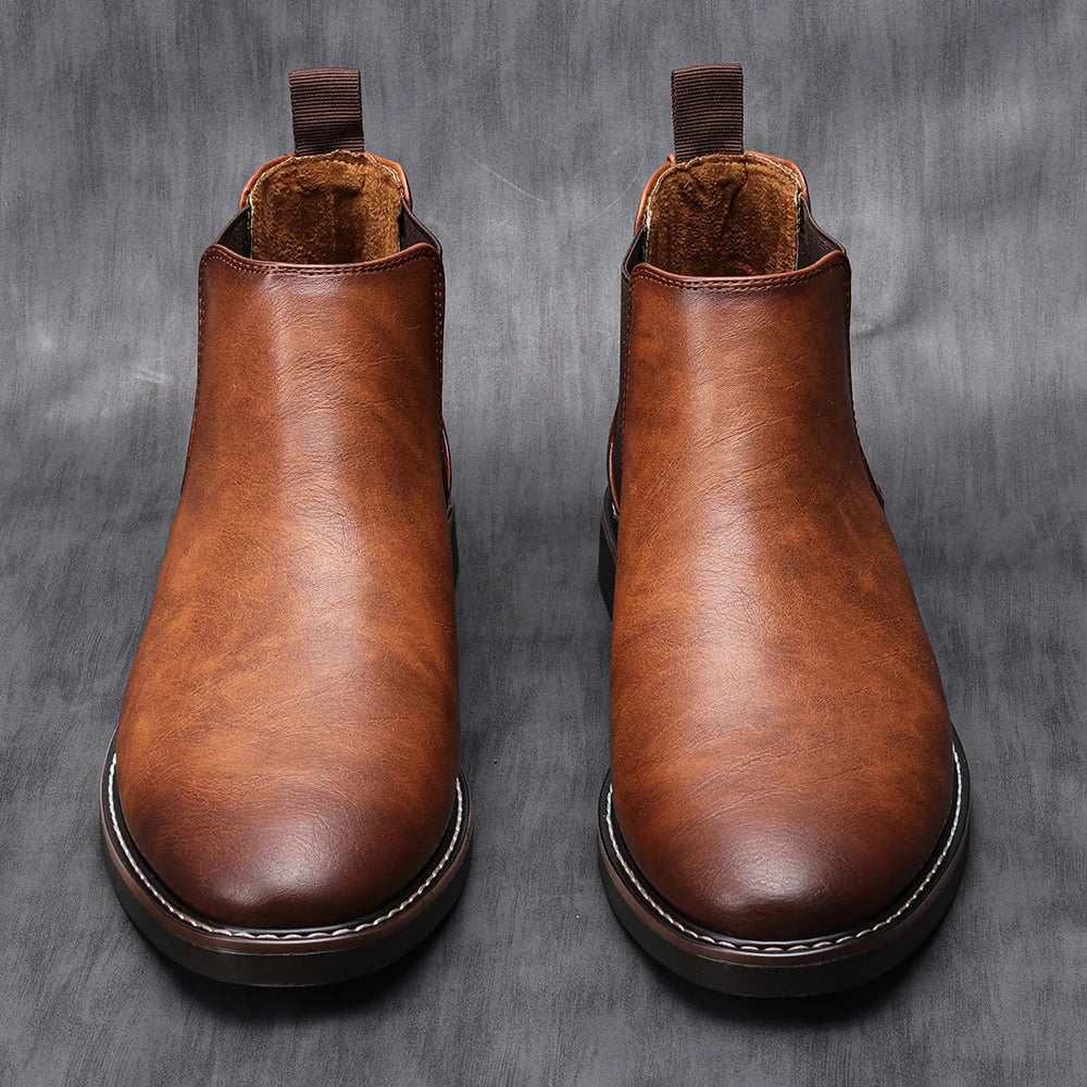Brune læderstøvler til mænd, stilfulde Chelsea boots med elastiske sider, perfekt til mode og komfort. Ideelle til både hverdag og formelle anledninger.