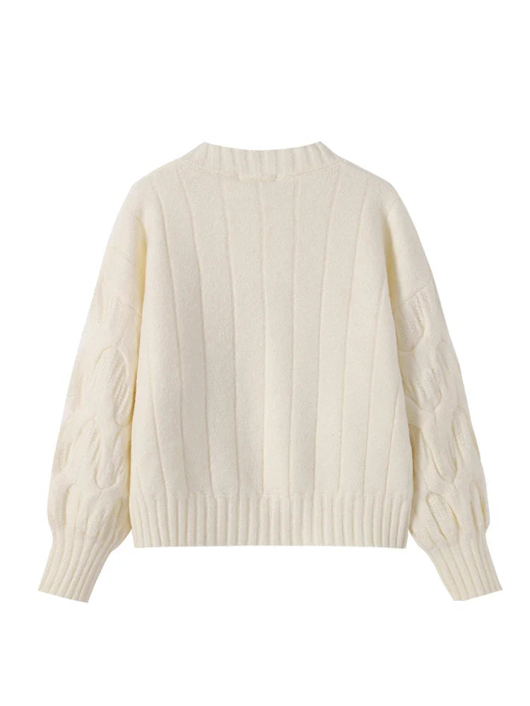 Hvid striktrøje med ribstrikket mønster og ballonærmer, lavet af blødt materiale. Perfekt til vintermode og casual stil.
