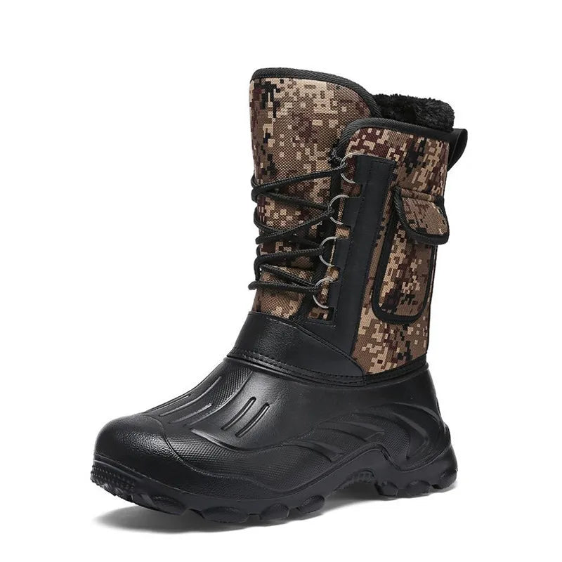Sort vinterstøvle med camouflage mønster, vandtæt design og snørebånd. Perfekt til udendørs aktiviteter i koldt vejr. Robust og slidstærk.