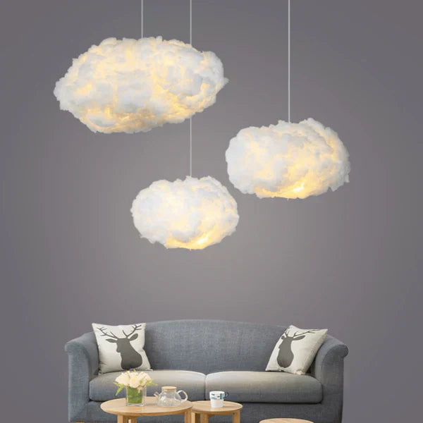 Skyformet loftlampe i stue, moderne design, grå sofa, hjorte-puder, sofabord med blomster. Perfekt til stilfuld boligindretning.