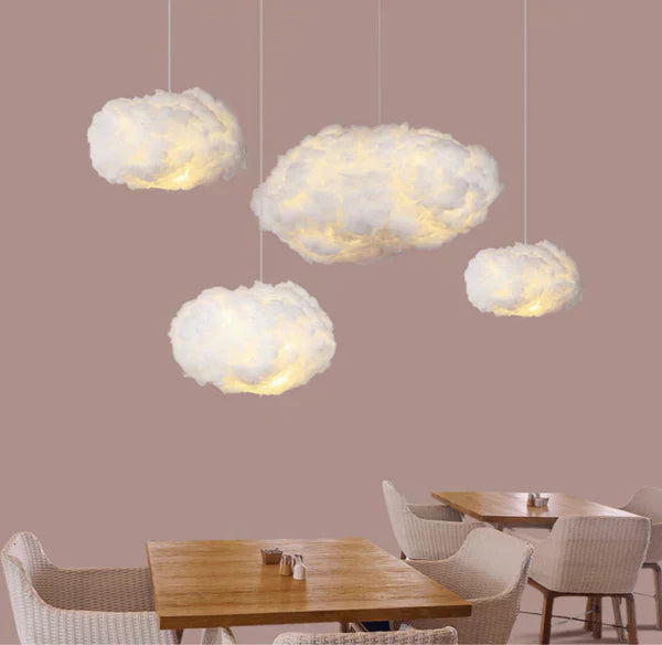 Skyformede lamper hænger over træborde og hvide stole i en moderne café. Unik belysning, skyer, interiørdesign, hyggelig atmosfære.
