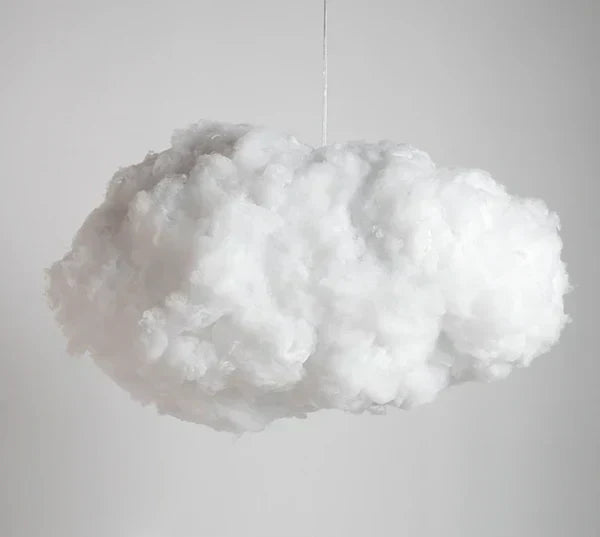 Hvid skyformet lampe mod grå baggrund, moderne belysning, unik indretning, kreativ lampe design, skandinavisk stil, hjemmedekoration.