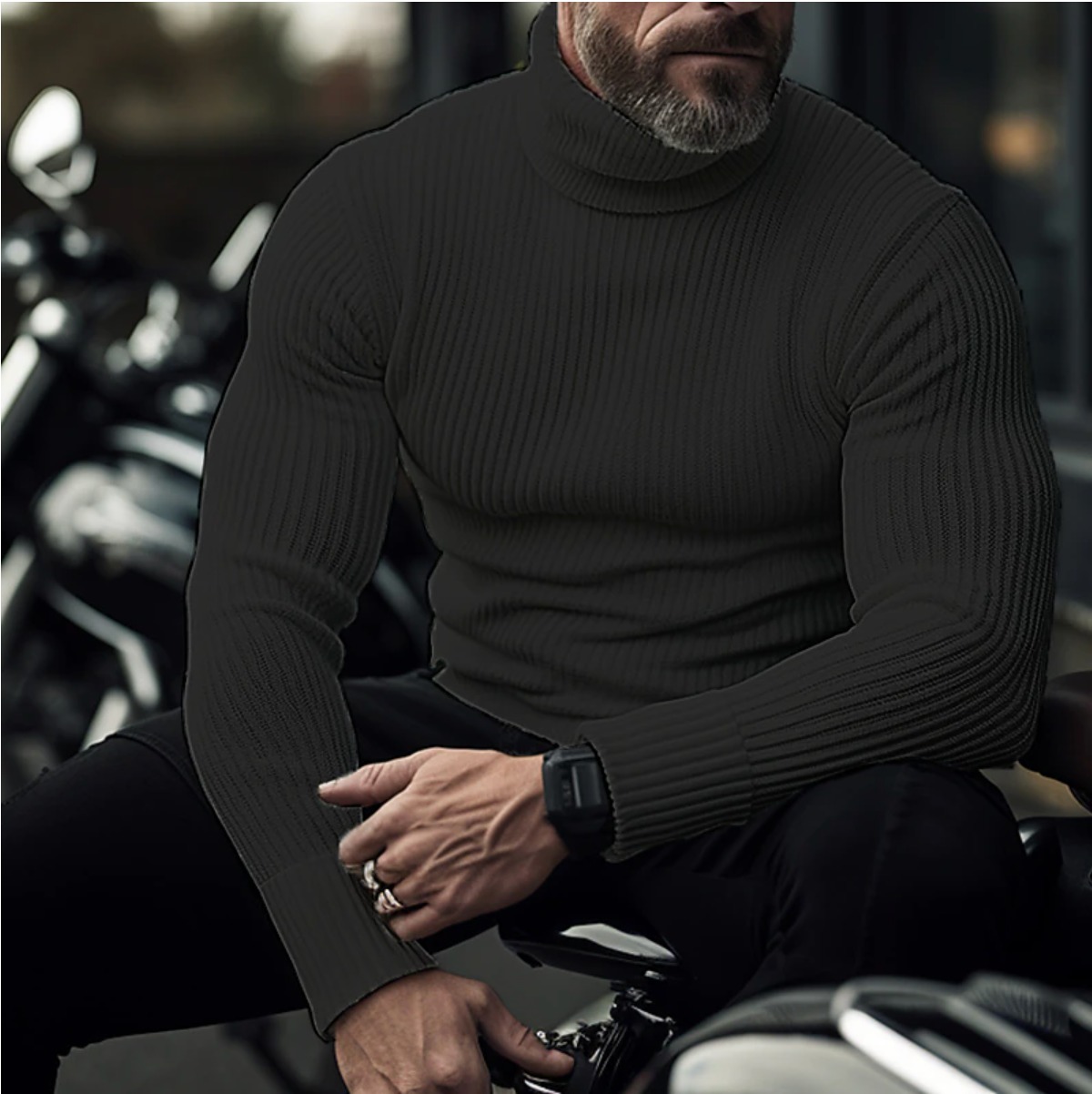 Mand i sort rullekrave sweater sidder på motorcykel, bærer sort ur. Stilfuld mode, moderne herretøj, motorcykelentusiast, urban livsstil.