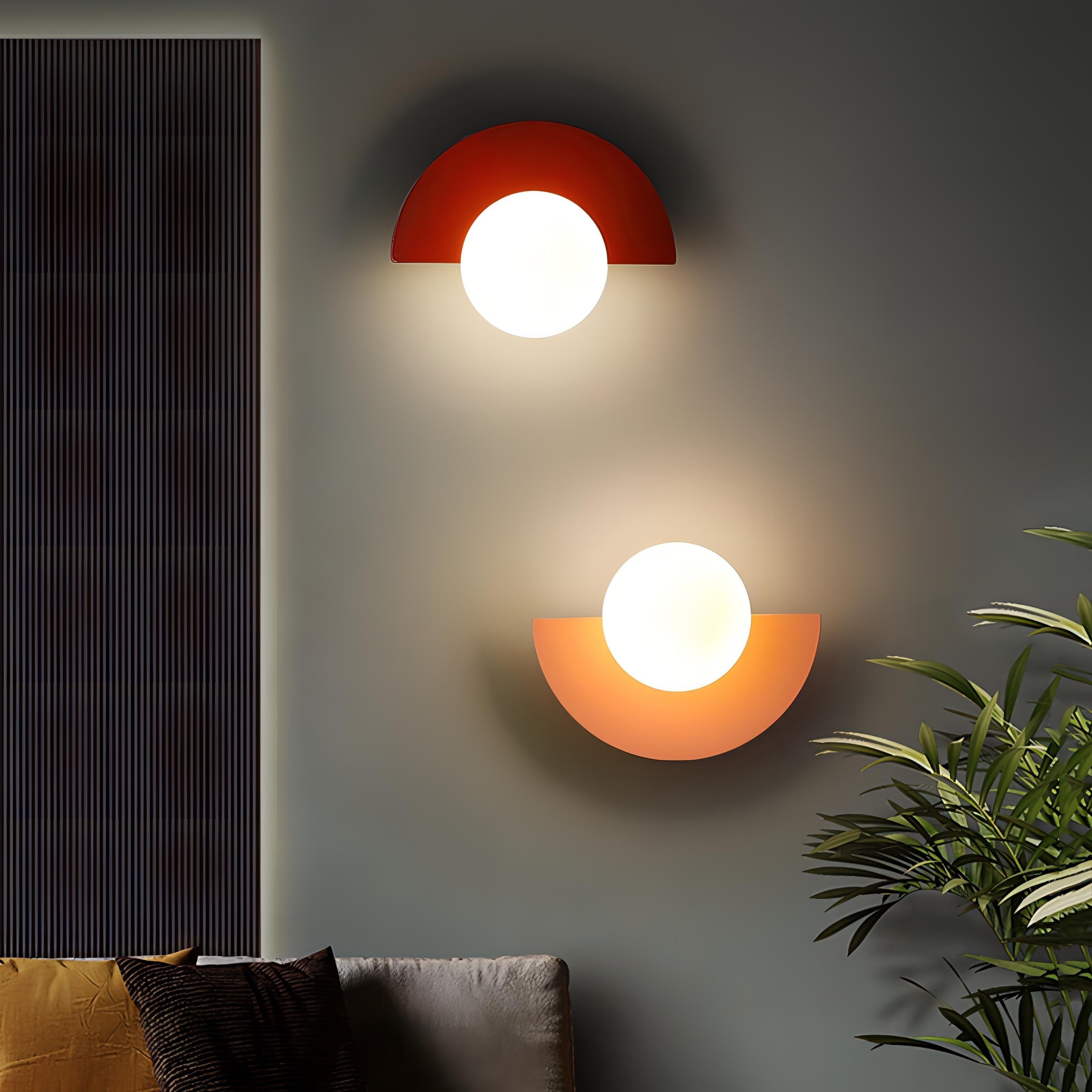 Moderne væglamper i geometrisk design med rød og orange halvcirkel, oplyser stilfuldt stueinteriør. Skandinavisk belysning, minimalistisk indretning.