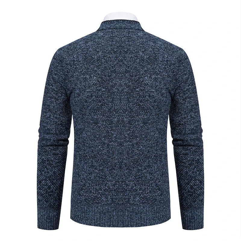 Blå striktrøje til mænd set bagfra, langærmet med meleret mønster. Perfekt til vintermode og casual stil. Komfortabel og stilfuld beklædning.
