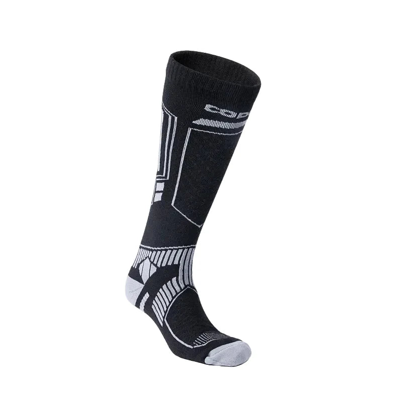 Sort knæhøj sportssok med grå og hvide geometriske mønstre, ideel til løb og træning. Komfortabel og åndbar. Unisex design.