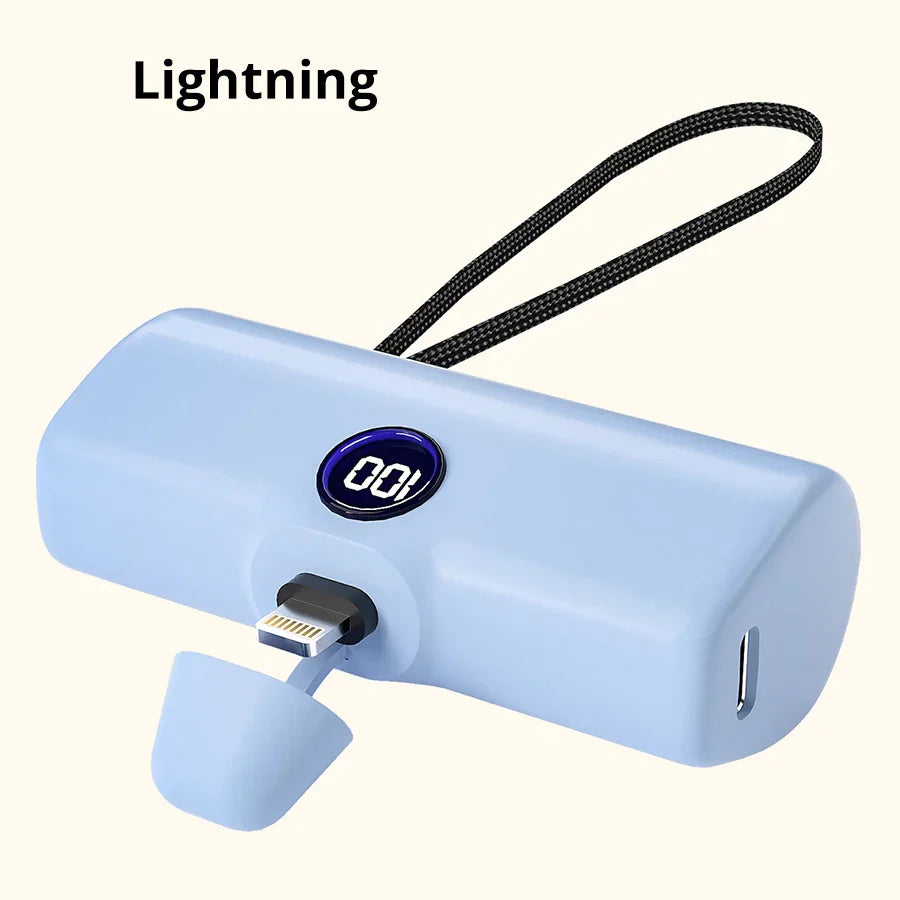 Blå bærbar powerbank med Lightning-stik og digitalt display, ideel til opladning af iPhones. Kompakt design med håndledsrem.
