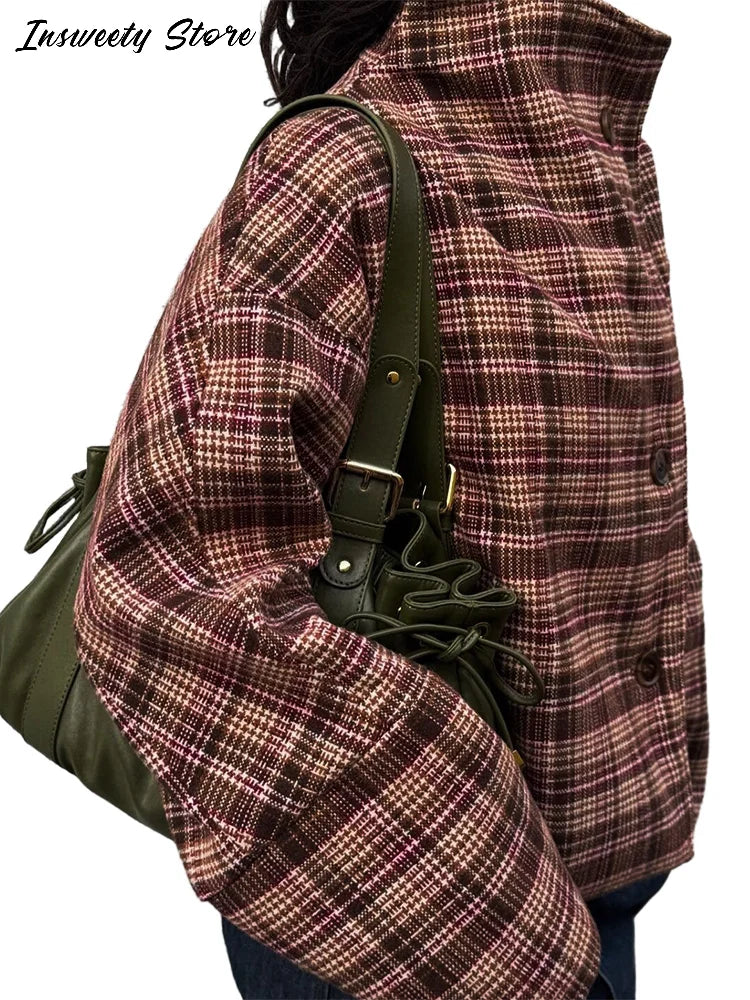 Brunternetternet jakke med høj krave og grøn taske. Stilfuldt efterårsoutfit til kvinder. Mode, plaid jakke, trendy accessories.
