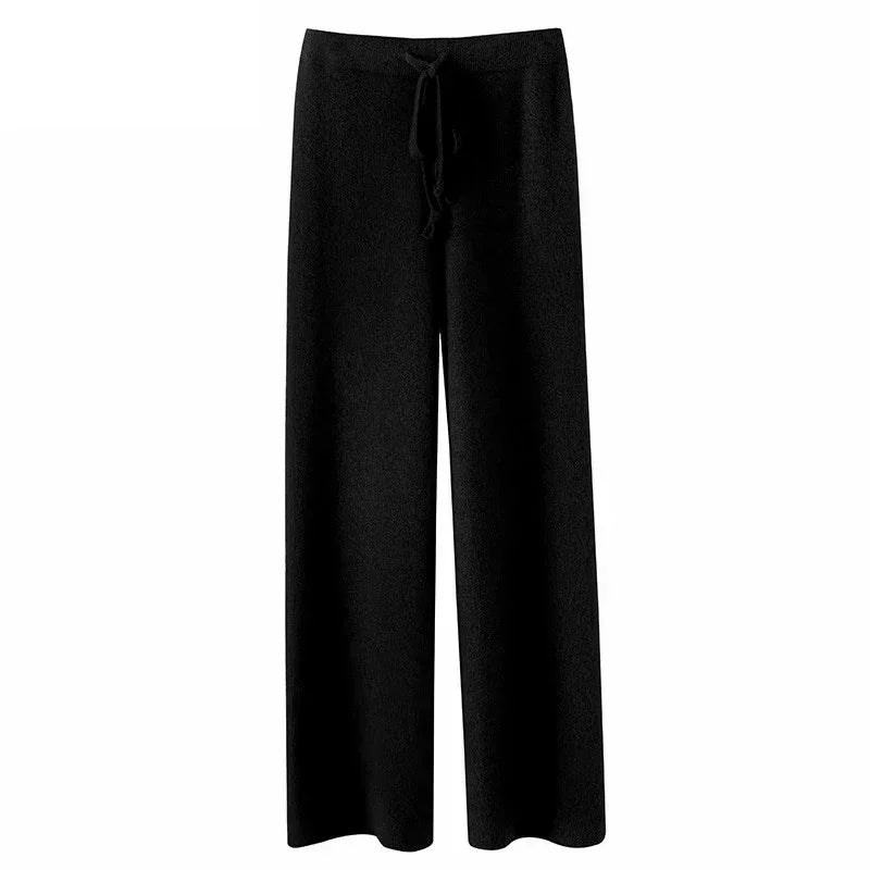 Sorte bukser med bred ben, elastisk talje og snøre. Komfortabelt design til hverdagsbrug. Ideelle til afslappet stil og alsidig garderobe.