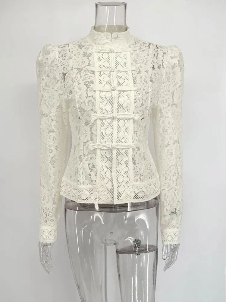 Hvid blondebluse med lange ærmer og høj hals på gennemsigtig mannequin. Elegant design, perfekt til modebevidste kvinder.