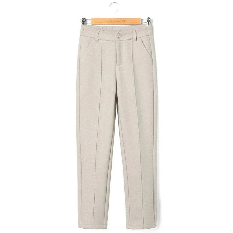Beige bukser til kvinder, klassisk design med lommer og knaplukning, velegnet til formelle og afslappede lejligheder.