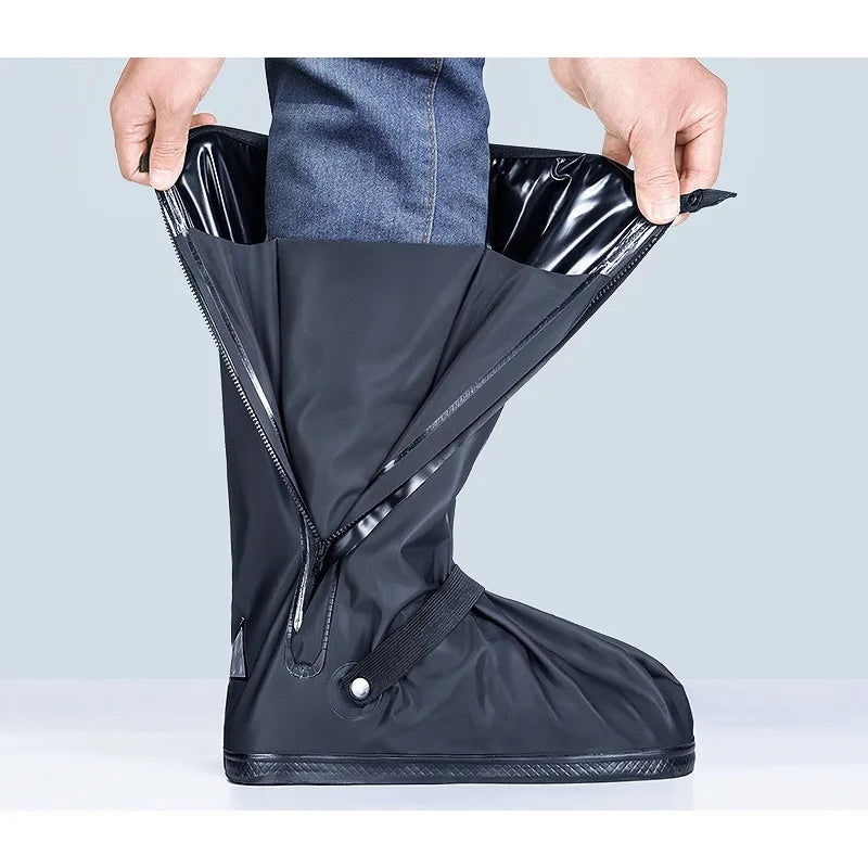 Sort vandtæt skoovertæk med lynlås, bæres over jeans. Perfekt til regnvejr, beskytter sko mod vand og snavs. Praktisk til udendørs aktiviteter.