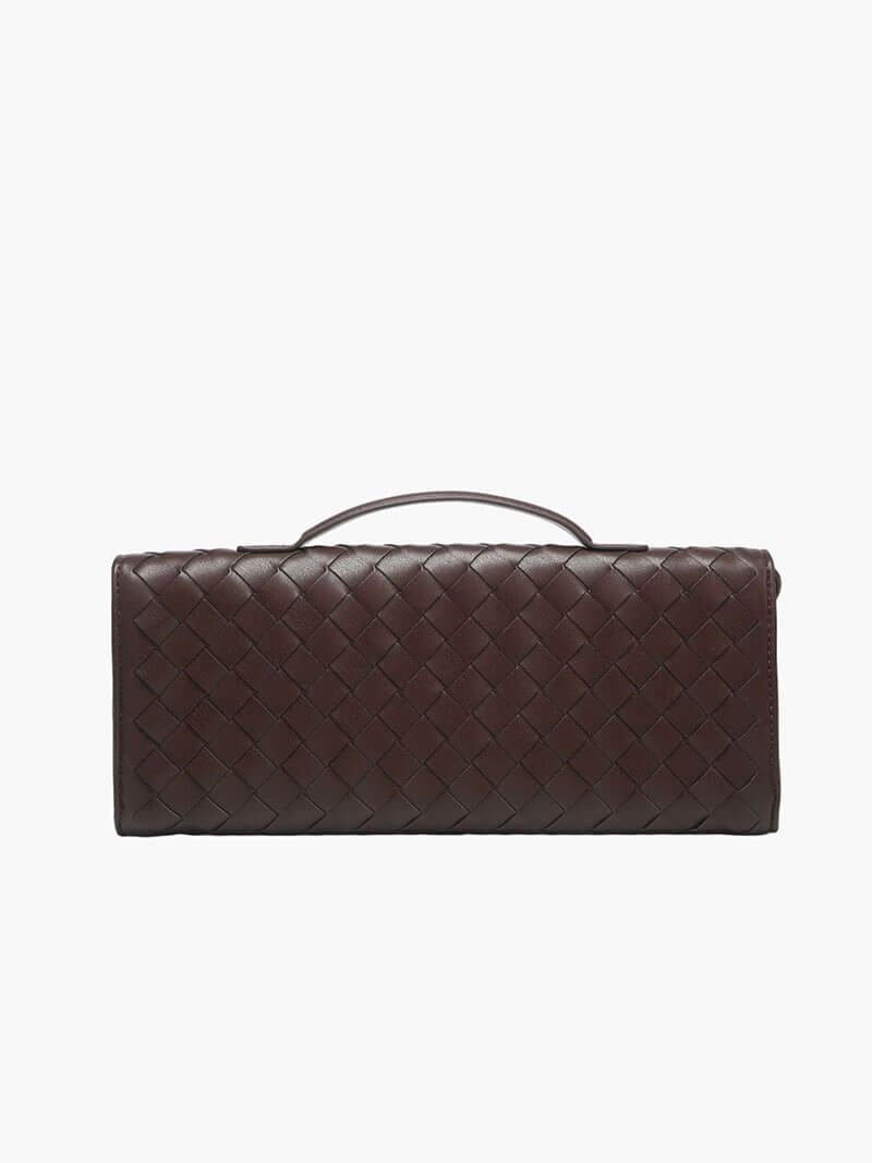 Mørkebrun flettet læderpung med håndtag, elegant design, luksuriøst tilbehør, stilfuld og praktisk til daglig brug.