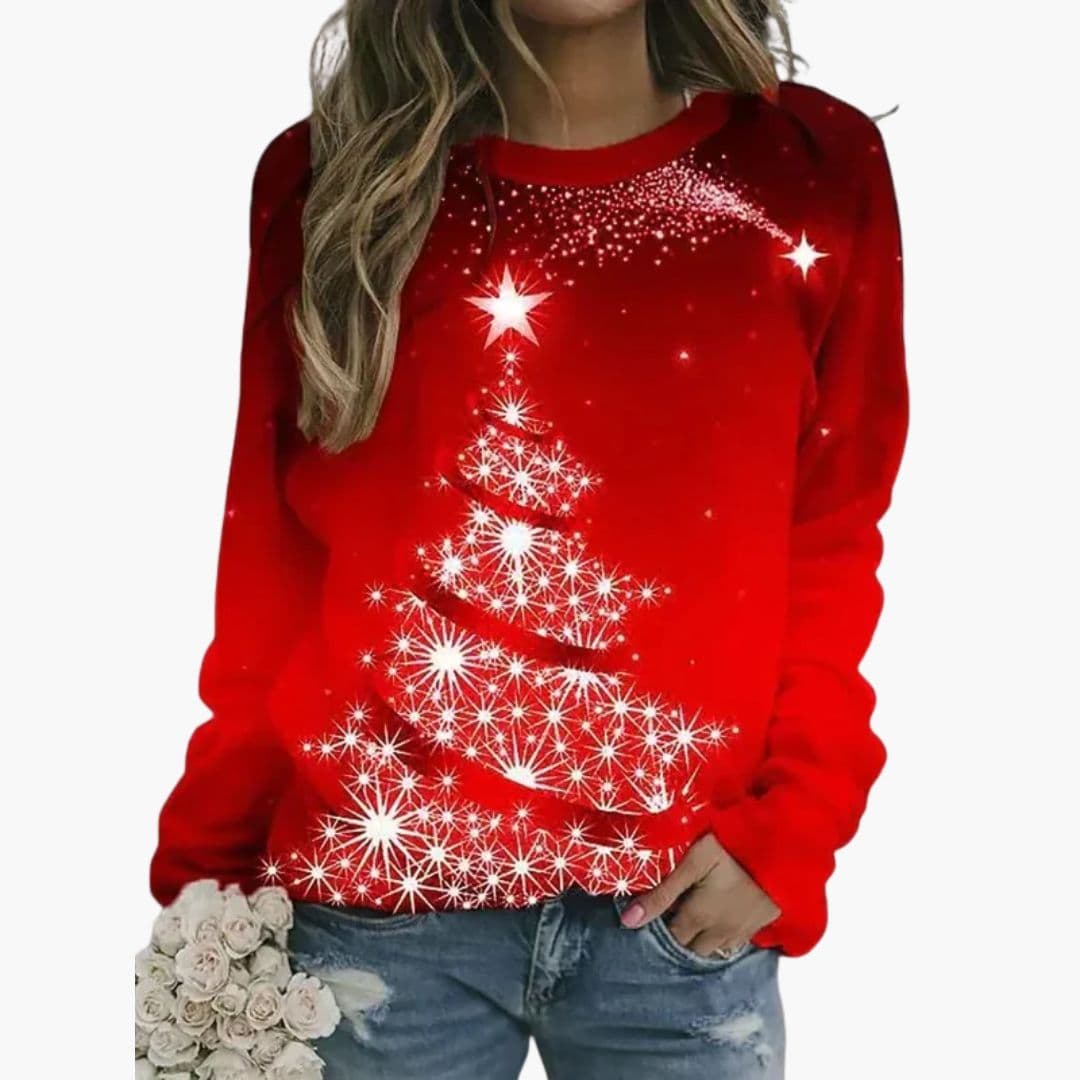 Kvinde iført rød juletrøje med stjernemønstret juletræ, afslappet stil, kombineret med jeans. Perfekt til julefest eller vinterhygge.