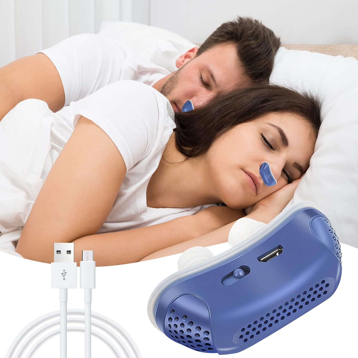 Par sover med anti-snorke-enhed i næsen, USB-opladningskabel ved siden af. Effektiv løsning mod snorken, forbedrer søvnkvalitet.