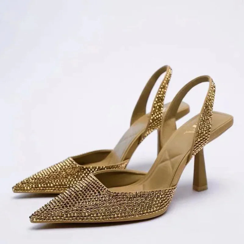 Guld stiletter med spidse tæer og glitrende rhinestones, elegant design, høj hæl, perfekt til festlige lejligheder og modebevidste kvinder.