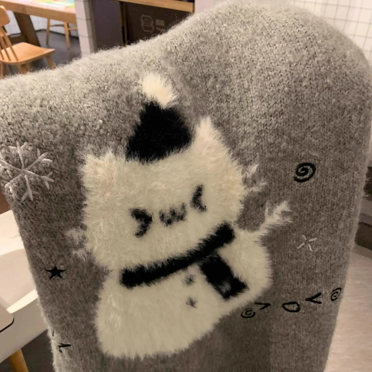 Suéter gris de punto con capucha para mujer y un lindo estampado de oso de dibujos animados - suéter acogedor de invierno