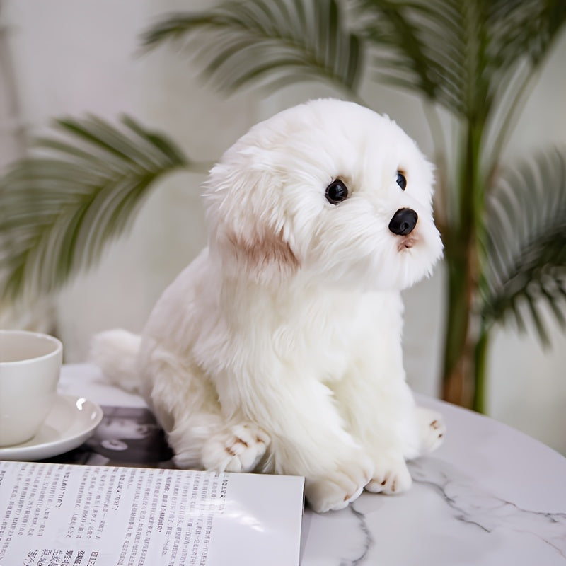 Hvid, fluffy hundehvalp sidder på et marmorbord ved siden af en kaffekop og et magasin, omgivet af grønne planter. Perfekt til kæledyrselskere.