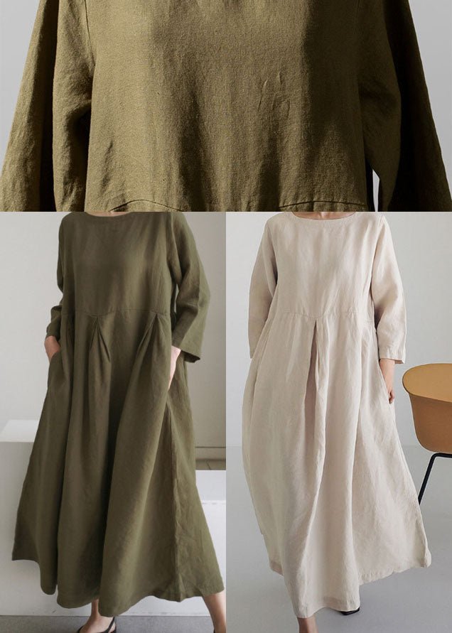 Tre løstsiddende kjoler i hørstof, to i olivengrøn og en i beige. Kjolerne har lange ærmer og runde halsudskæringer, ideelle til minimalistisk mode.