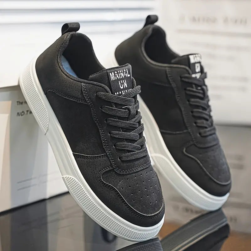 Sort sneaker med hvid sål, moderne design, snørebånd og perforeret tå. Perfekt til hverdagsbrug og modebevidste mænd. Komfortabel og stilfuld.