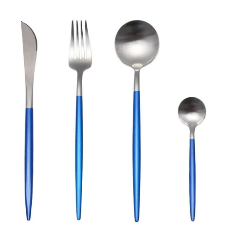 Moderne bestiksæt med blå håndtag, inklusive kniv, gaffel, spiseske og teske. Stilfuldt design, rustfrit stål, perfekt til køkkenindretning.