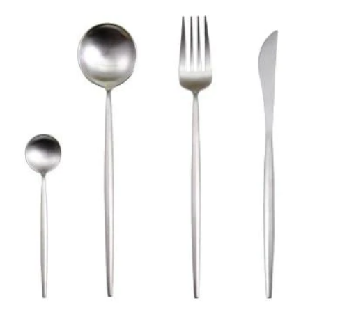Sæt af moderne bestik i rustfrit stål med ske, gaffel, kniv og teske. Elegant design, perfekt til stilfulde borddækninger.