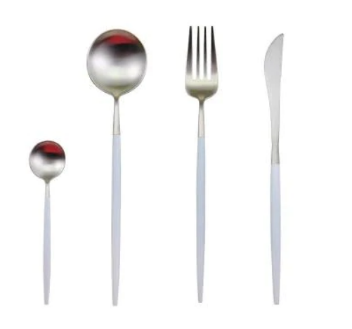 Moderne bestiksæt i rustfrit stål med hvidt håndtag, inkluderer gaffel, kniv, spiseske og teske. Elegant design til stilfuld borddækning.