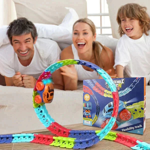 Børn leger med fleksibelt racerbane-legetøj, farverige spor og bil, smilende familie i baggrunden. Perfekt til kreativ leg og motorik.