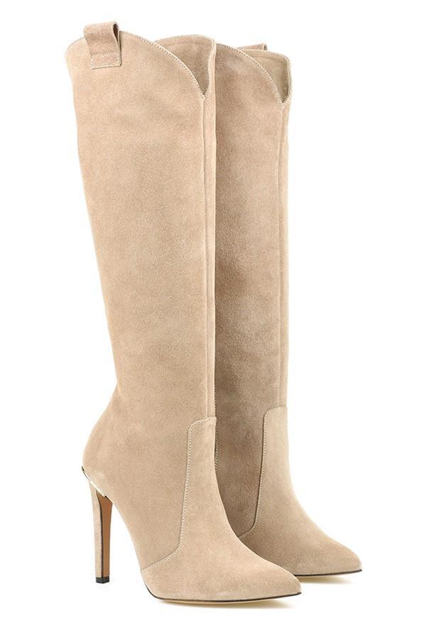 Beige knæhøje støvler i ruskind med høj stilethæl, elegant design. Perfekt til modebevidste kvinder. Ideel til efterår og vinter.