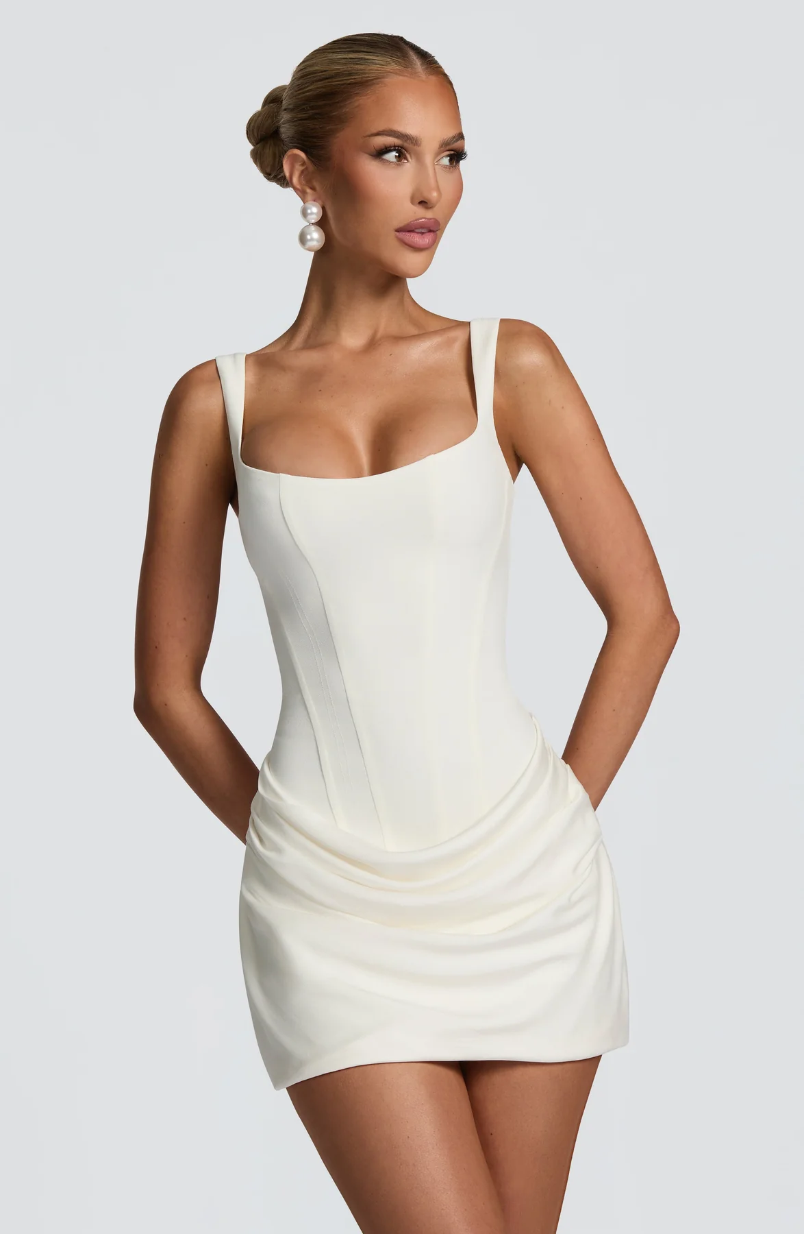 Abito corto stropicciato da donna con scollo quadrato e spalline larghe