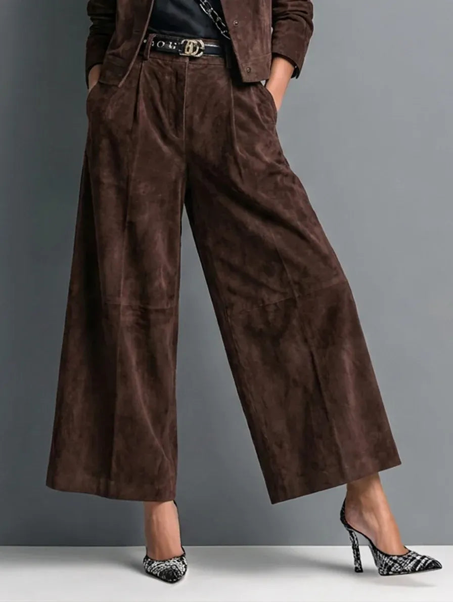 Conjunto marrón oscuro con chaqueta de ante sintético y pantalones de pernera ancha