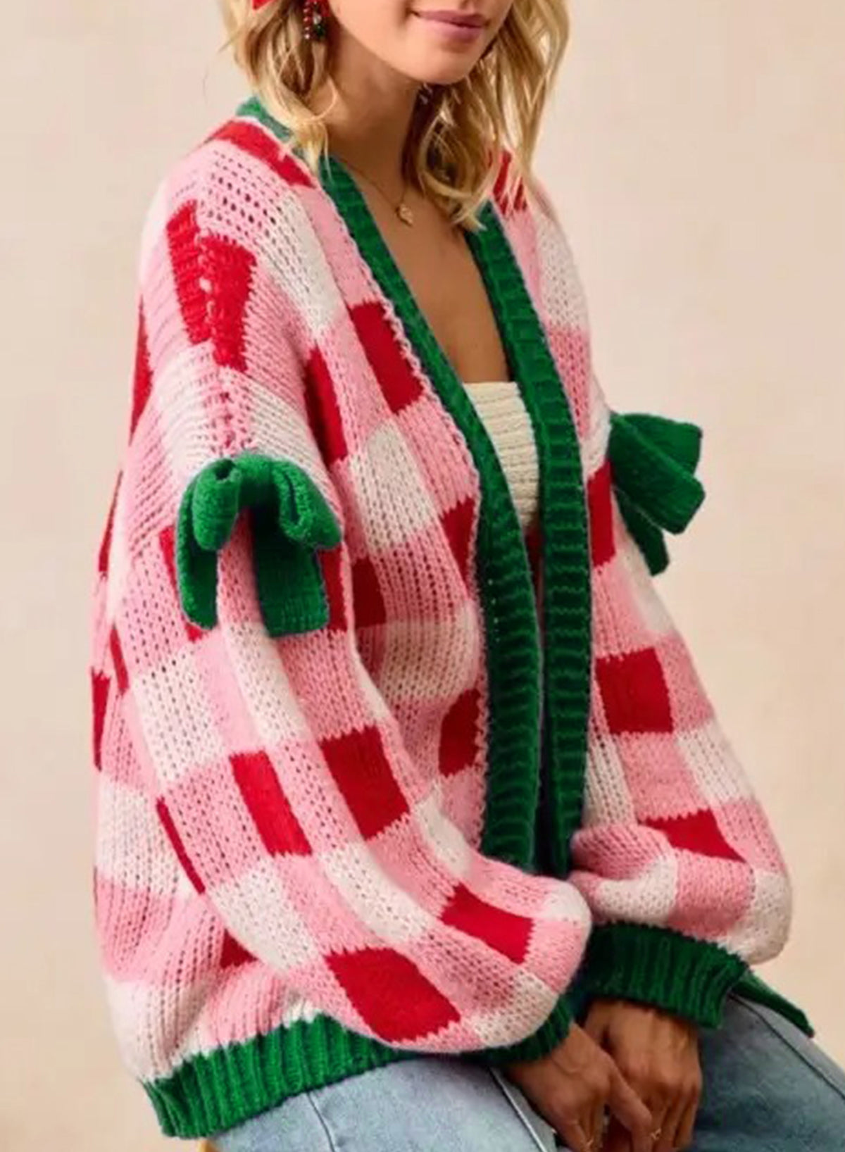 Cardigan natalizia rosa chiaro a quadri da donna - maglione in maglia aperta con bordo verde e dettagli a fiocco