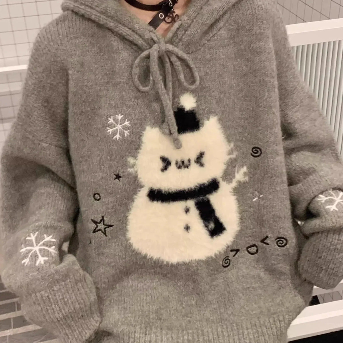 Suéter gris de punto con capucha para mujer y un lindo estampado de oso de dibujos animados - suéter acogedor de invierno