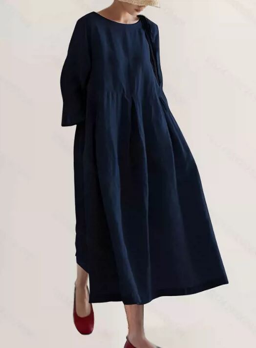 Lang, mørkeblå kjole i løstsiddende design, båret af en person med røde sko. Minimalistisk mode, komfortabelt tøj, afslappet stil.
