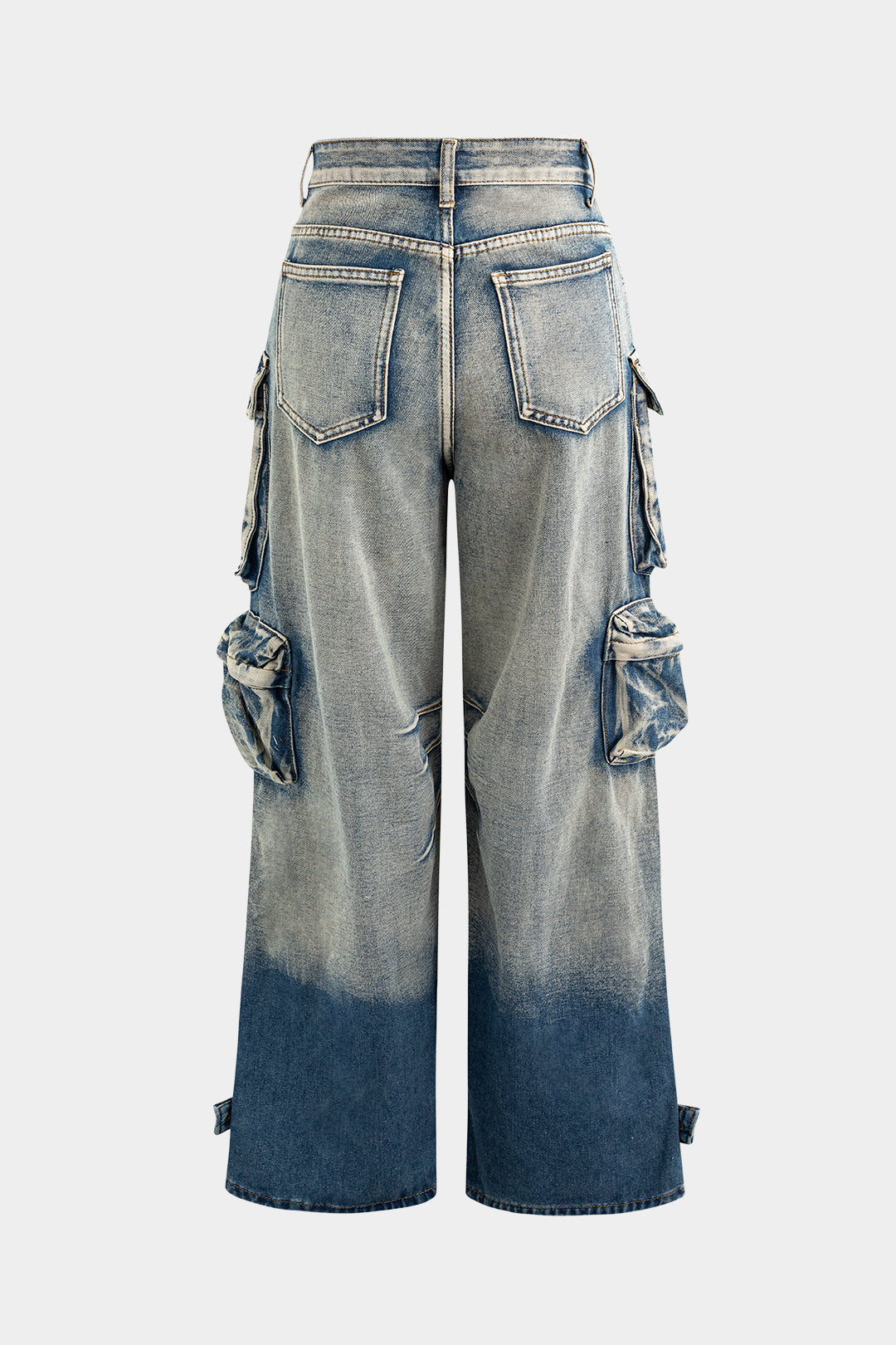 Baggy jeans med cargo lommer, lys og mørk denim, vintage look. Trendy bukser til kvinder, streetwear mode, afslappet stil.