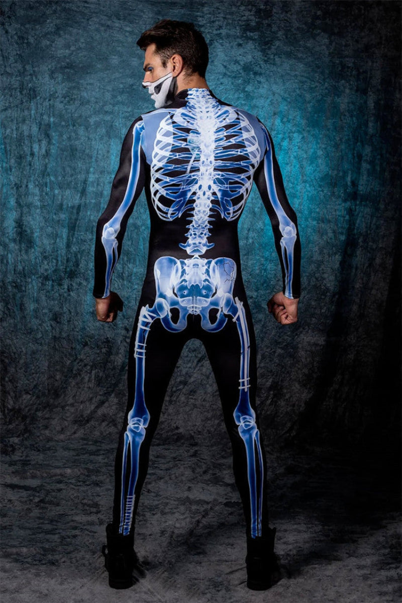 Mand i skeletdragt set bagfra, detaljeret knoglemønster, blå og sort design, Halloween kostume, realistisk skeletlook, festudklædning.