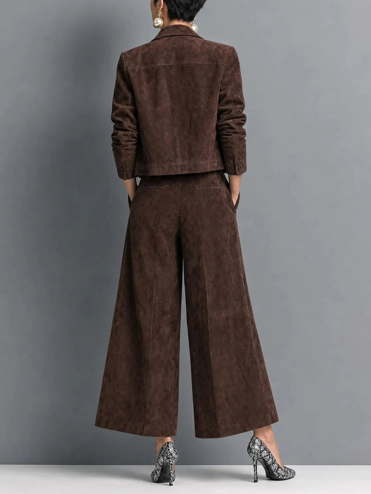 Conjunto marrón oscuro con chaqueta de ante sintético y pantalones de pernera ancha