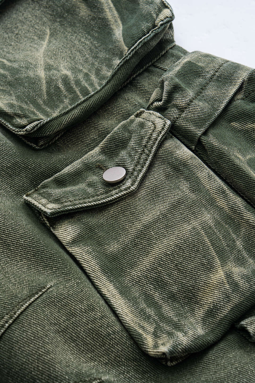 Slidt grøn denimjakke med lomme og knapdetalje. Vintage stil, mode, tøj, streetwear, casual look. Perfekt til trendy og afslappet påklædning.