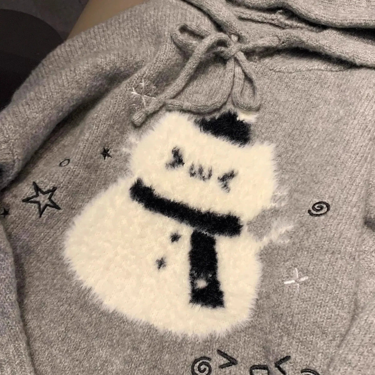 Suéter gris de punto con capucha para mujer y un lindo estampado de oso de dibujos animados - suéter acogedor de invierno