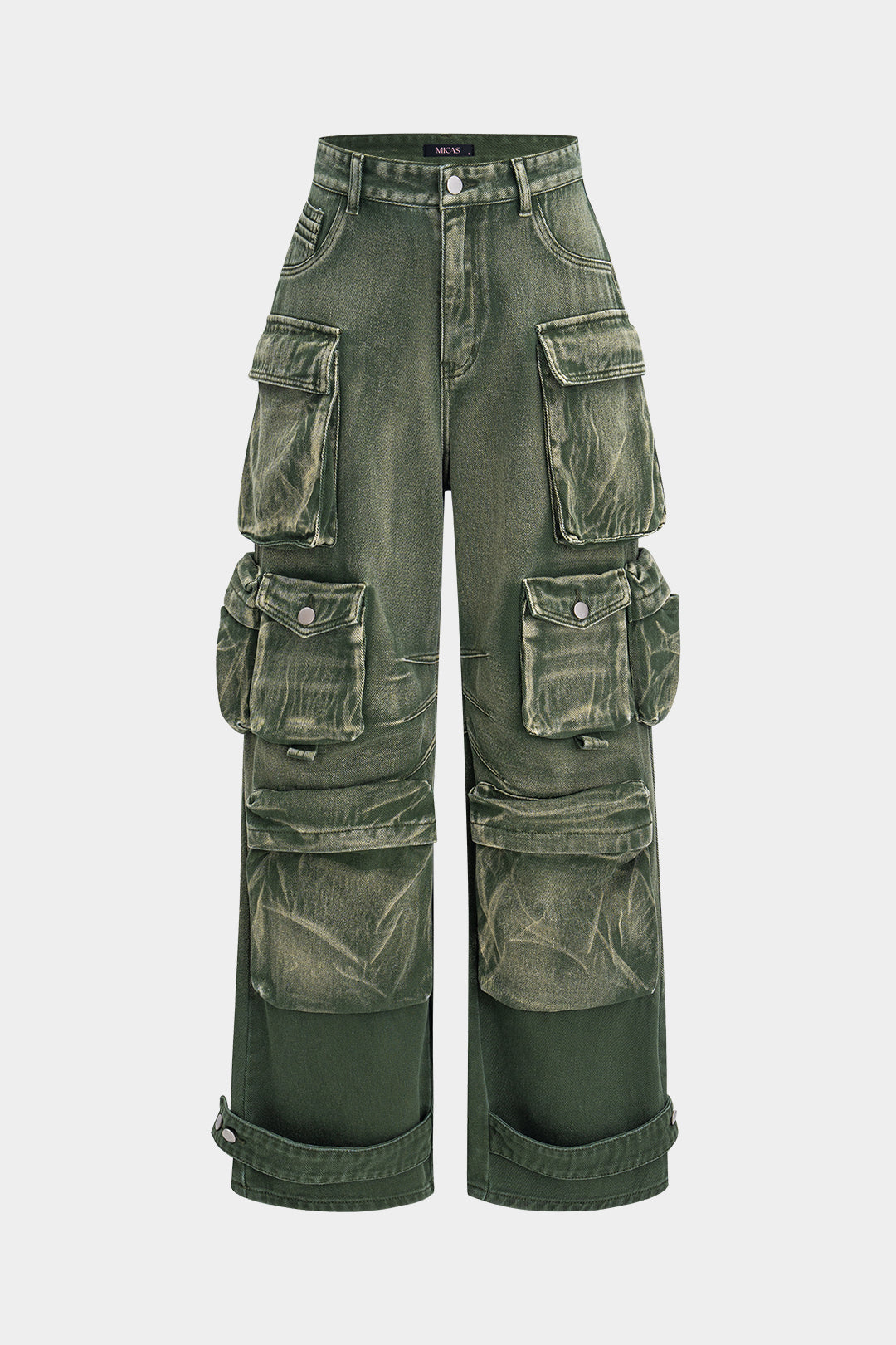 Grønne cargobukser med flere lommer, vintage look, høj talje og brede ben. Trendy streetwear til både mænd og kvinder.