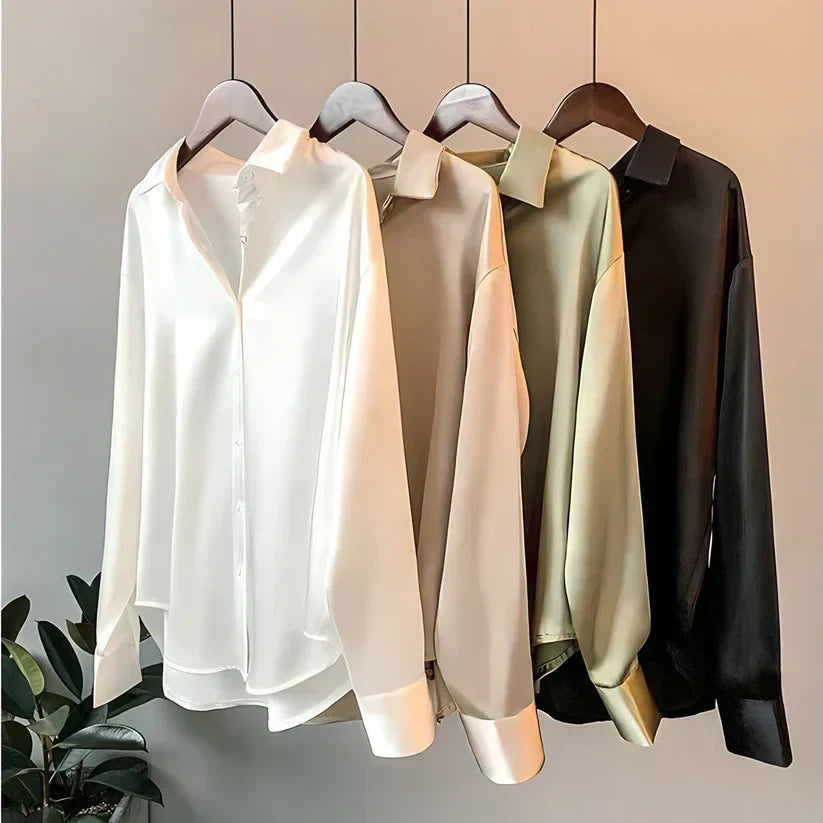 Fire elegante skjorter på bøjler i hvid, beige, oliven og sort. Moderne herremode, stilfulde skjorter, minimalistisk design, tøjbutik.