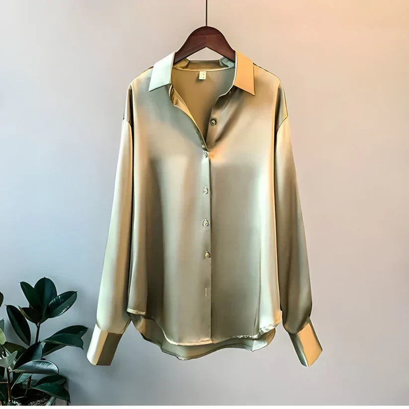 Silkeskjorte i guld på bøjle, lange ærmer, klassisk krave, knaplukning. Perfekt til elegant mode, luksuriøst tøj, stilfuldt design.