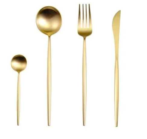 Guldbestik sæt med ske, gaffel og kniv. Elegant og moderne design, perfekt til luksuriøse borddækninger. Rustfrit stål, høj kvalitet.