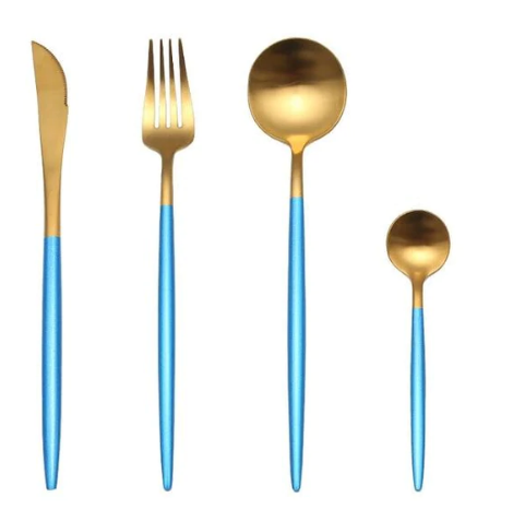 Guld- og blåbestik sæt med kniv, gaffel, spiseske og teske. Moderne design, rustfrit stål, elegant borddækning, luksus køkkenudstyr.