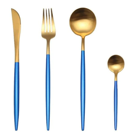 Guld- og blåbestik sæt med kniv, gaffel, spiseske og teske. Moderne design, rustfrit stål, elegant borddækning, luksus køkkenudstyr.