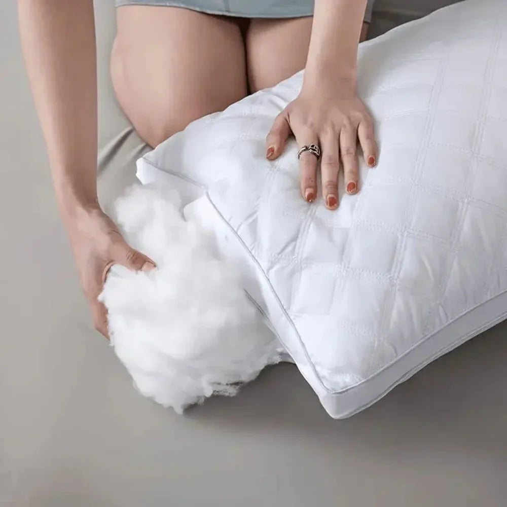 Kvinde justerer fyld i hvid pude, blød bomuldsfyldning, komfortabel søvn, soveværelsestilbehør, ergonomisk design, hjemmetekstil.