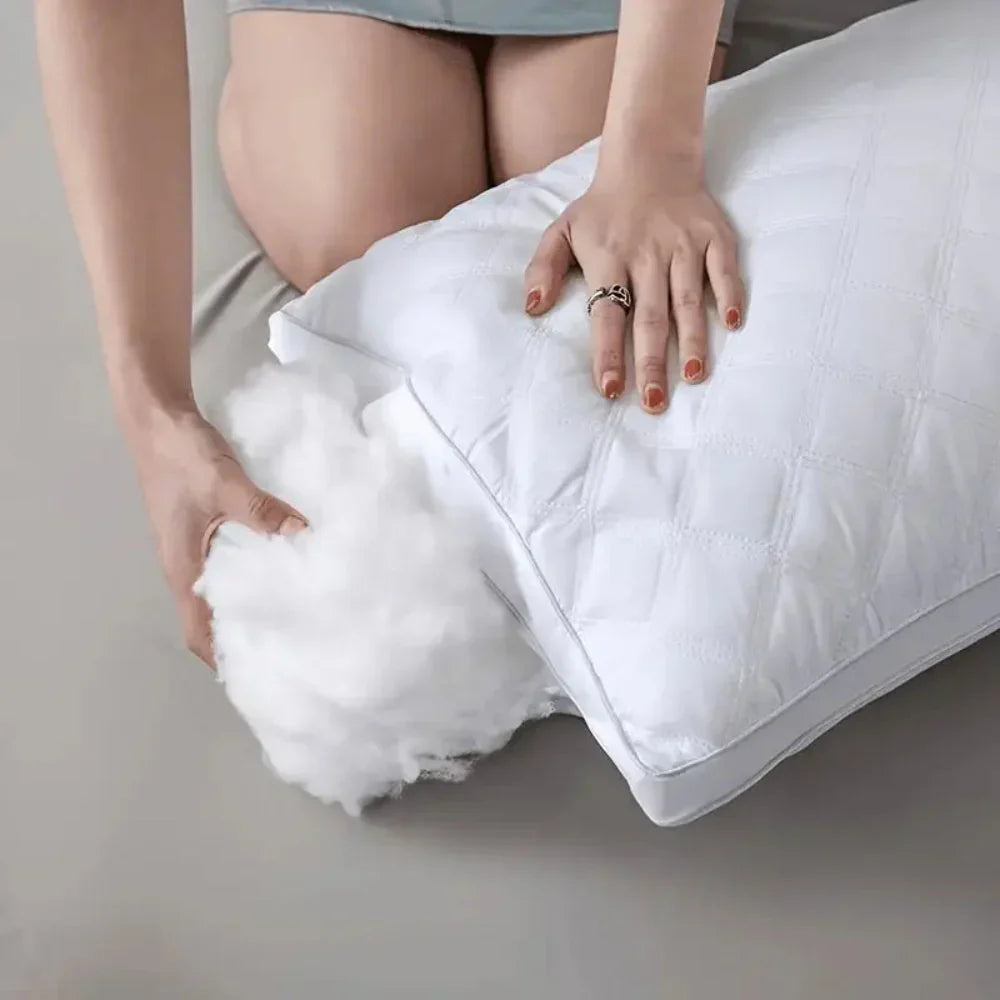 Kvinde justerer fyld i hvid pude, blød bomuldsfyldning, komfortabel søvn, soveværelsestilbehør, ergonomisk design, hjemmetekstil.