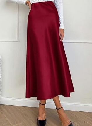 Lang rød nederdel i satin, båret af kvinde i hvid bluse. Elegant og stilfuldt design, perfekt til festlige lejligheder. Mode, kvindetøj, stil.