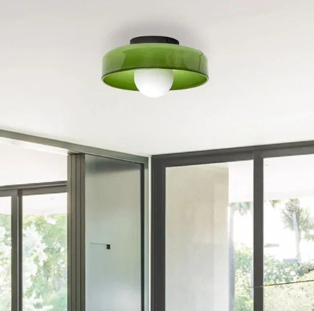 Grøn loftlampe i moderne stue med store vinduer. Stilfuld belysning, minimalistisk design, indretning, interiør, skandinavisk stil.